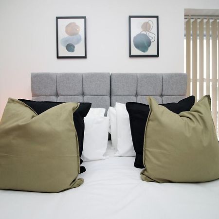 No 2 Under The Clock By Ssw - 2Br, Right In The City Centre, Sleeps 6 카디프 외부 사진