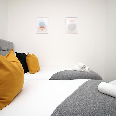 No 2 Under The Clock By Ssw - 2Br, Right In The City Centre, Sleeps 6 카디프 외부 사진