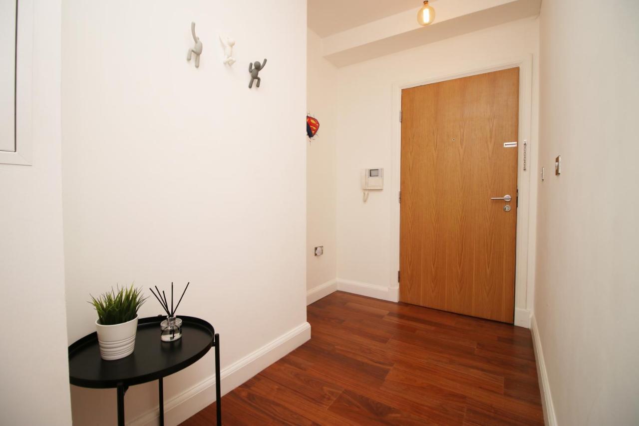 No 2 Under The Clock By Ssw - 2Br, Right In The City Centre, Sleeps 6 카디프 외부 사진