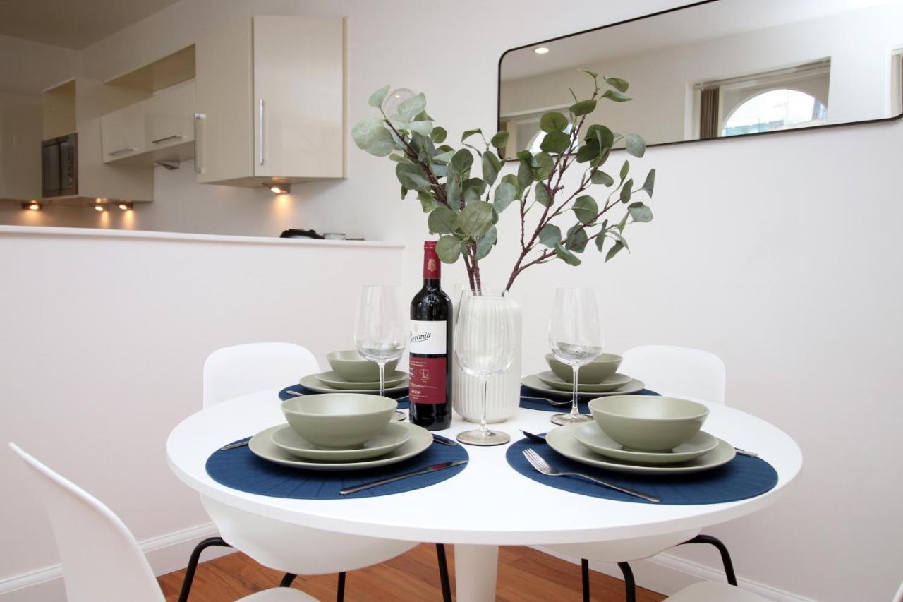 No 2 Under The Clock By Ssw - 2Br, Right In The City Centre, Sleeps 6 카디프 외부 사진