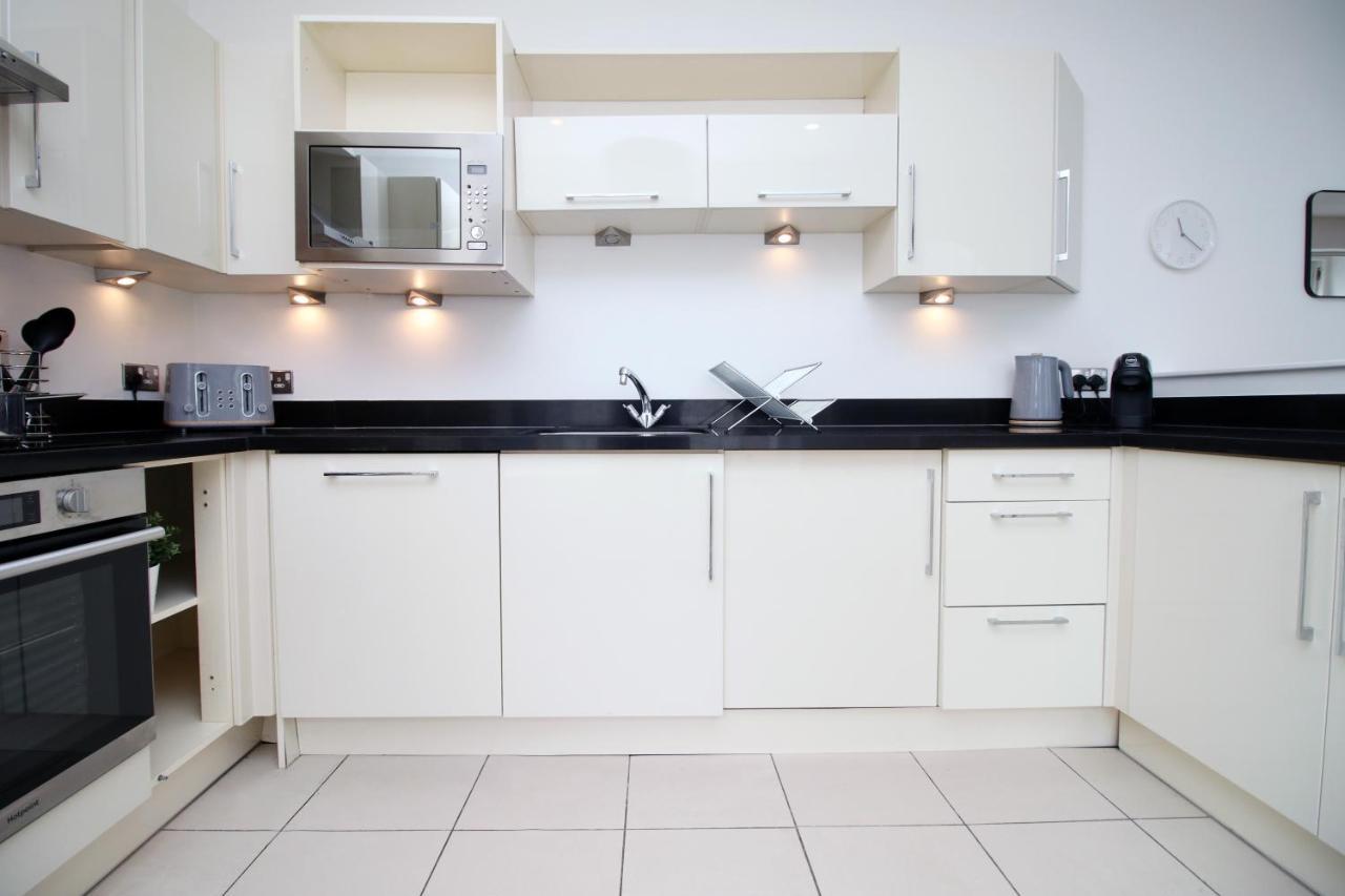 No 2 Under The Clock By Ssw - 2Br, Right In The City Centre, Sleeps 6 카디프 외부 사진