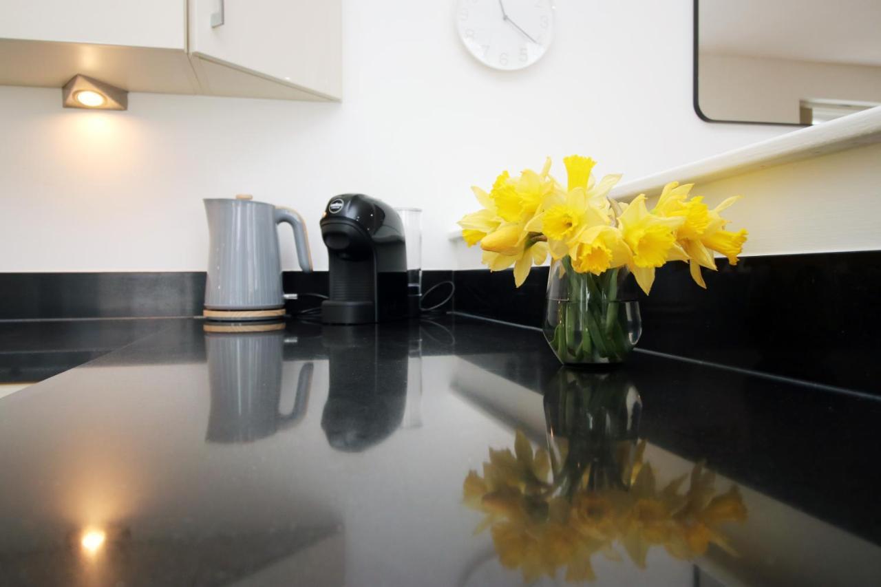 No 2 Under The Clock By Ssw - 2Br, Right In The City Centre, Sleeps 6 카디프 외부 사진