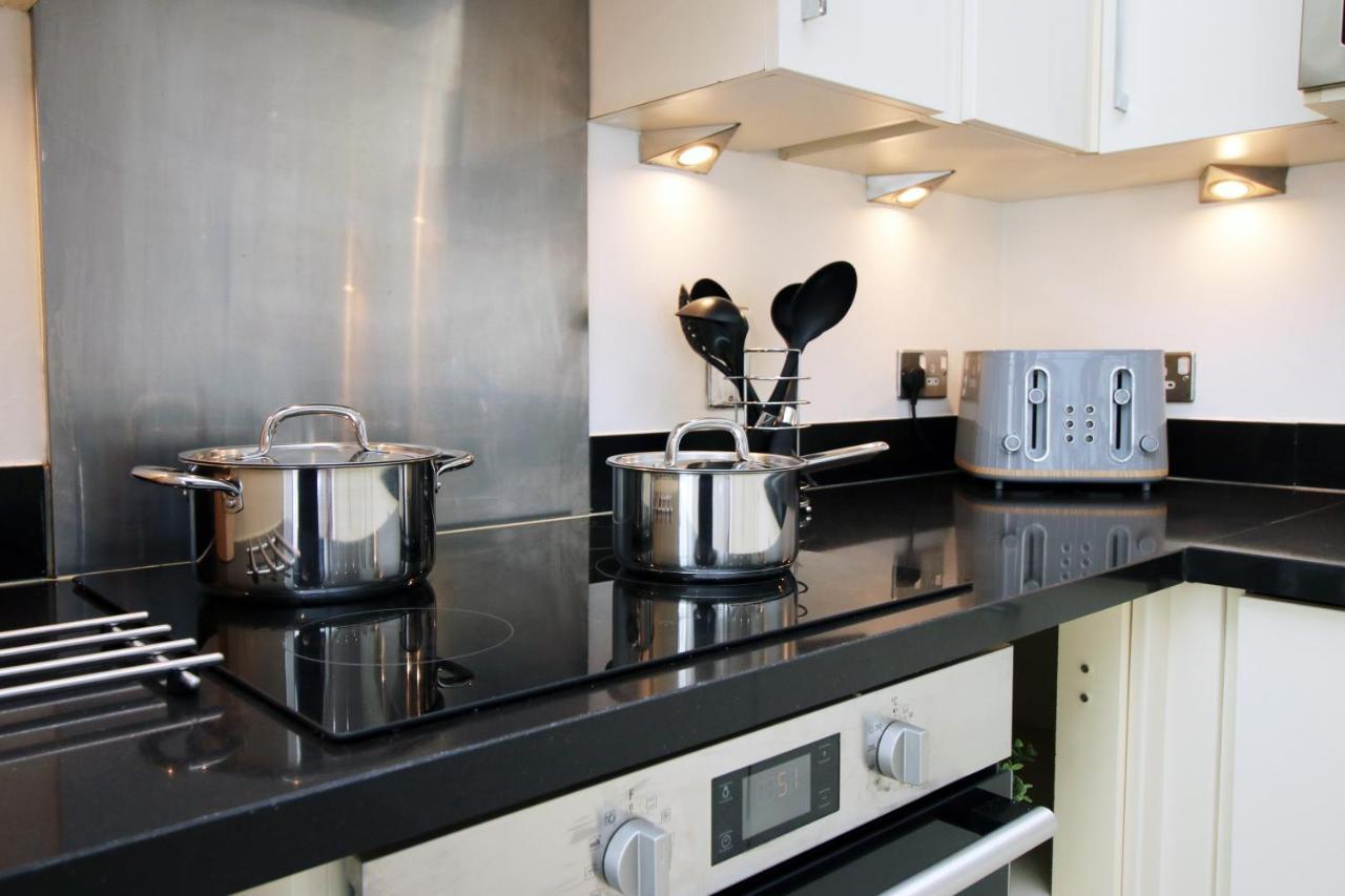 No 2 Under The Clock By Ssw - 2Br, Right In The City Centre, Sleeps 6 카디프 외부 사진
