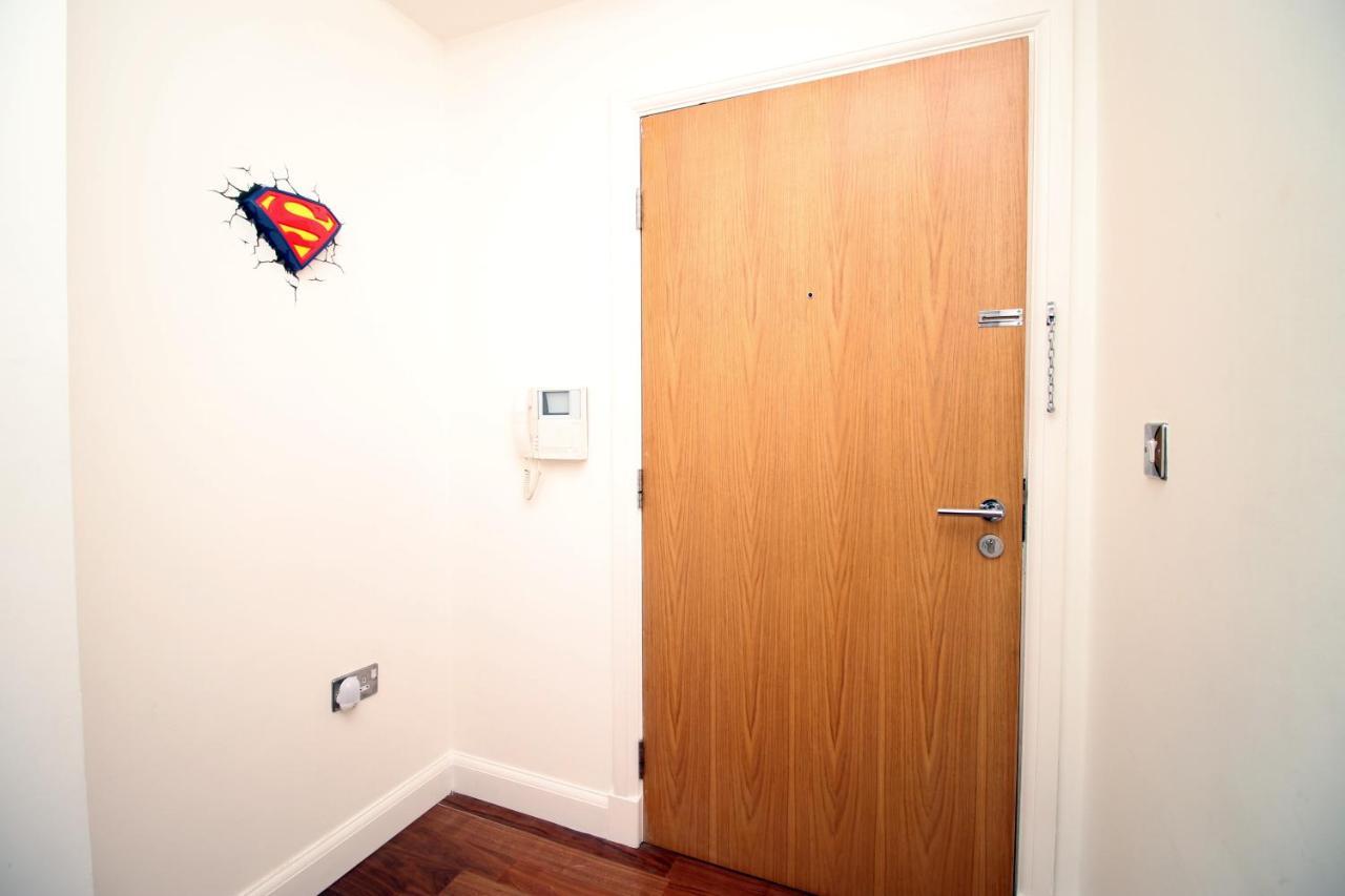 No 2 Under The Clock By Ssw - 2Br, Right In The City Centre, Sleeps 6 카디프 외부 사진